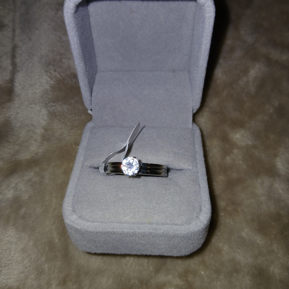 Elegant Silver Ring with Clear Gemstone